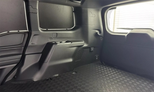 Toyota Land Cruiser Prado ra mắt phiên bản chuyên chở hàng