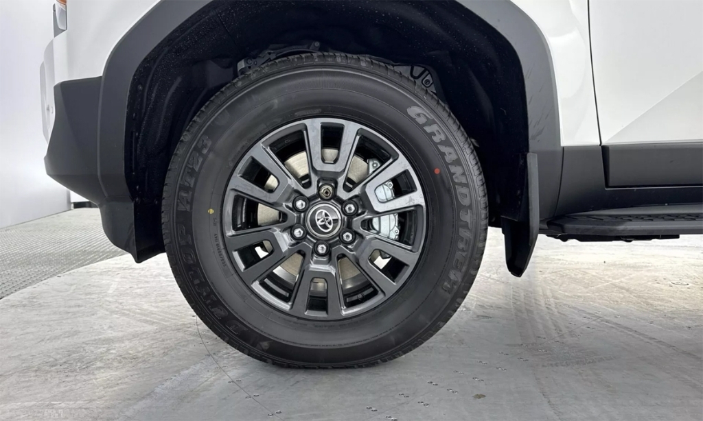 Toyota Land Cruiser Prado ra mắt phiên bản chuyên chở hàng