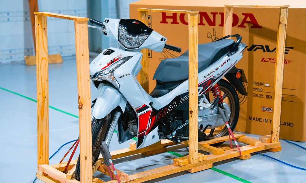 Cận cảnh Honda Wave 125R đầu tiên về Việt Nam