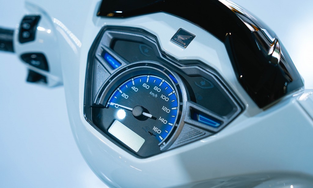 Cận cảnh Honda Wave 125R đầu tiên về Việt Nam