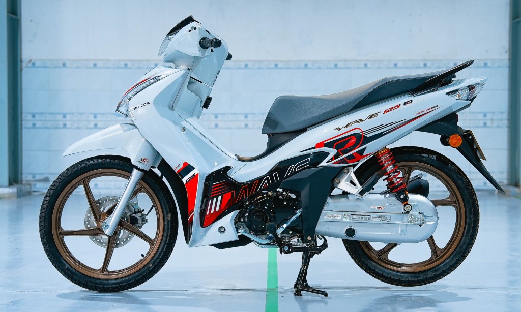 Cận cảnh Honda Wave 125R đầu tiên về Việt Nam