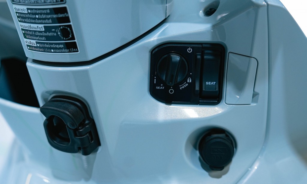 Cận cảnh Honda Wave 125R đầu tiên về Việt Nam