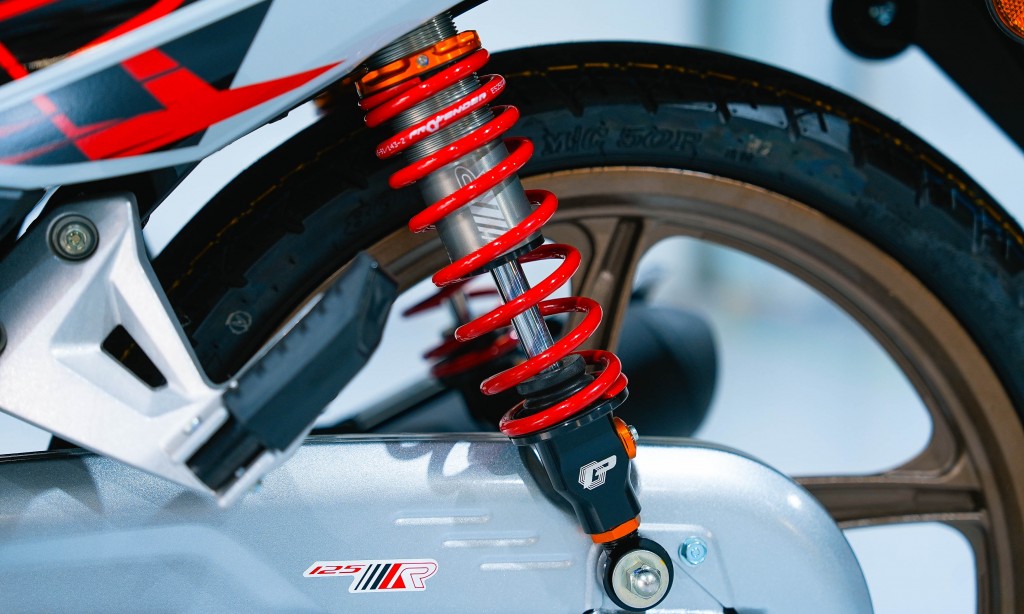 Cận cảnh Honda Wave 125R đầu tiên về Việt Nam